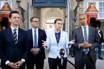 tatsminister Mette Frederiksen har præsenteret tre nye ministre i regeringen. To af dem er velkendte navne på holdet. Mattias Tesfaye (th.) bliver justitsminister, mens Kaare Dybvad Bek (tv.) bliver udlændinge- og integrationsminister. Christian Rabjerg Madsen (til venstre for statsministeren) bliver ny indenrigs- og boligminister. Foto: Jens Dresling