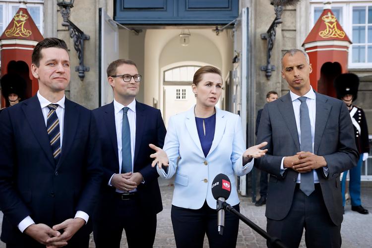 tatsminister Mette Frederiksen har præsenteret tre nye ministre i regeringen. To af dem er velkendte navne på holdet. Mattias Tesfaye (th.) bliver justitsminister, mens Kaare Dybvad Bek (tv.) bliver udlændinge- og integrationsminister. Christian Rabjerg Madsen (til venstre for statsministeren) bliver ny indenrigs- og boligminister. Foto: Jens Dresling