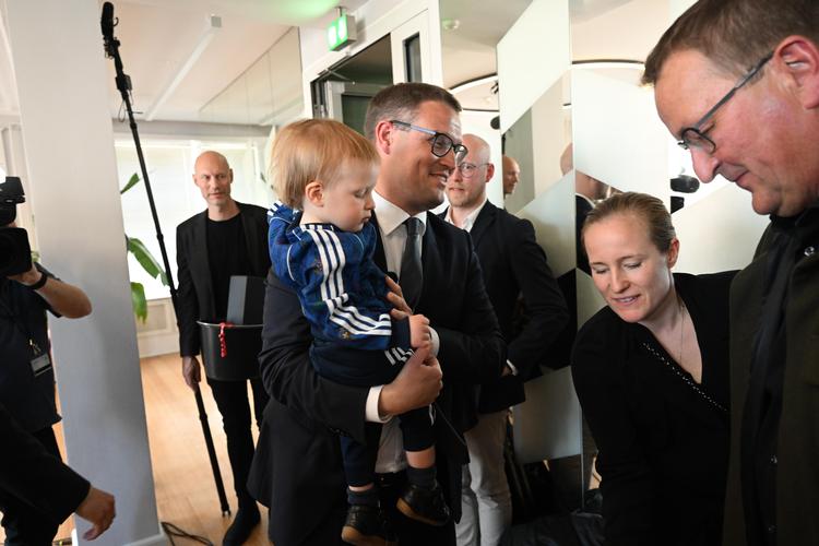 Christian Rabjerg Madsen med familien på første arbejdsdag i ministeriet. Foto: Philip Davali/Ritzau Scanpix