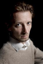 Dramatiker Andreas Garfield, 45,  er aktuel med 'Ugens Rapport' på Det Kgl. Teater, hvor anarkistisk mandebladshørm ellers er en sjælden gæst.   Foto: Martin Slottemo Lyngstad