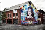 Historien er allestedsnærværende i Nordirlands hovedstad Belfast På gavlen et maleri af IRA- medlem og senere parlamentsmedlem i UK, Bobby Sands. Han blev fængslet for terror og døde i engelsk fængsel som 27-årig efter 66 dages sultestrejke. Foto: Morten Langkilde