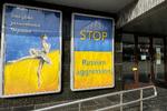     Trods krigen går livet videre – med reklamer for en balletforestilling. Men plakaten ved siden af understreger, at situationen ikke er normal, og efter krigen skal store dele af et stort land genopbygges.  Foto: Jorge Silva/Ritzau Scanpix
