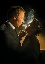 Den hemmelige erotiske forfatter Anne Desclos bliver indhyllet i sin magtfulde elskers patriarkalske røgslør. Foto: Karoline Lieberkind