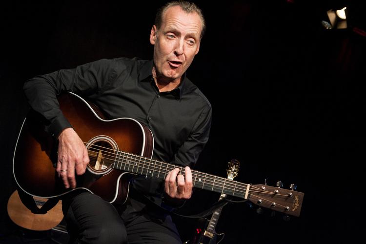 Jacob Morild klarer det hele. Sang, tekst, guitarspil. Ganske godt, endda.  Foto: Brita Fogsgaard