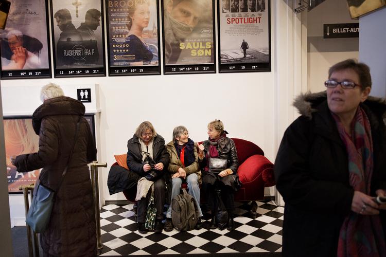 Kvinder over 60 år er iblandt stamkunderne i Grand. Men ånden er purung stadig.  Foto: Thomas Borberg