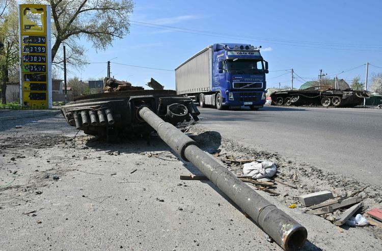 En lastbil passerer et kampvognstårn fra en russisk kampvogn, der tilsyneladende er blevet ramt af en fuldtræffer. Foto: Sergei Supinsky/Ritzau Scanpix