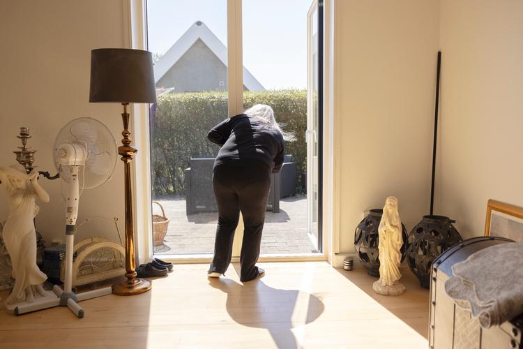 55-årige Linda Jensen har en alvorlig ryglidelse, som Rigshospitalet for to år siden indstillede hende til operation for.  Hun venter endnu, fordi de offentlige hospitaler ikke kan operere nok patienter.  Foto: Tilde Døssing Tornbjerg