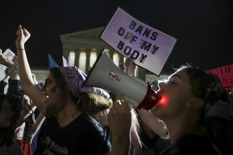 Kort efter at mediet Politico brød nyheden om abort, samlede demonstranter sig foran den amerikanske Højesteret i Washington D.C. Foto: Kevin Dietsch/Ritzau Scanpix