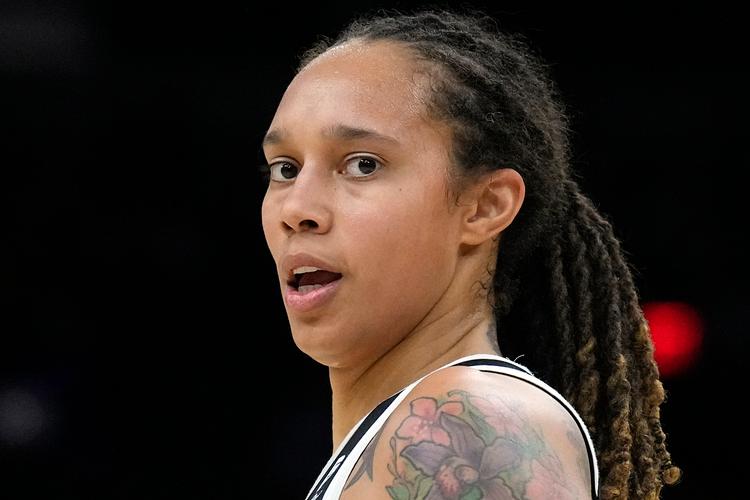 Brittney Griner blev 17. februar anholdt i en lufthavn uden for Moskva, efter at toldere hævdede, at de havde fundet kapsler med cannabisolie i hendes bagage. USA’s kvindelige basketliga holder lav profil for ikke at gøre hende til en brik i et storpolitisk spil. Men blandt nogle fans ulmer utilfredsheden.  Foto: Rick Scuteri/Ritzau Scanpix