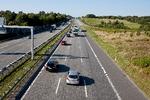 Der er penge at spare ved at køre lidt langsommere på motorvejen i både benzin- og elbil. Foto: Finn Frandsen