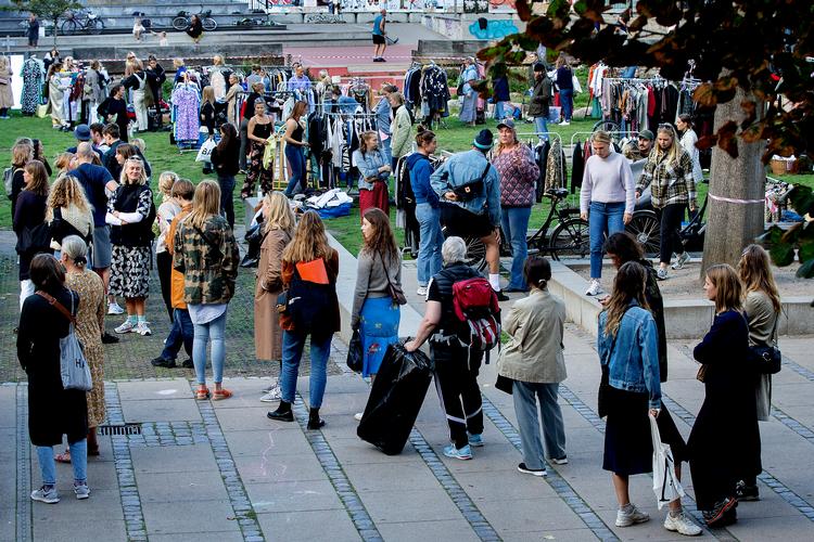 De sociale koder på Det Grønne Loppemarked på Nørrebro er blevet svære at aflæse. Foto: Finn Frandsen