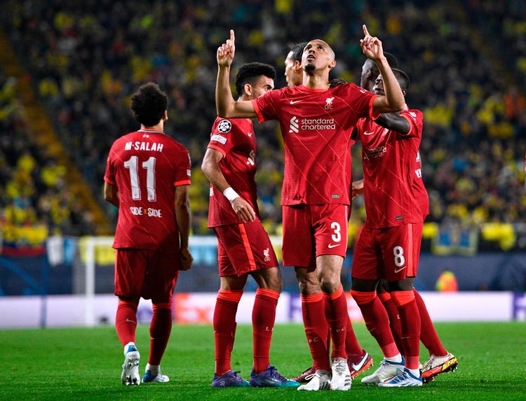 Fabinho takker tilsyneladende højere magter, da han efter pausen har scoret for Liverpool i Champions League-semifinalen mod spanske Villarreal. Foto: Pablo Morano/Ritzau Scanpix