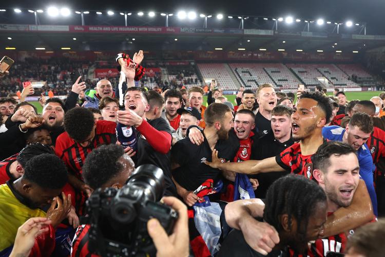 Philip Billing (til venstre med hovedet nedad) var midt i et smukt kaos, der udfoldede sig, efter at Bournemouth sikrede sig oprykning til Premier League med en 1-0-sejr tirsdag aften.  Foto: Matthew Childs/Ritzau Scanpix