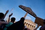 Siden udkastet til en majoritetsafgørelse fra Højesteret blev offentligt kendt, har der været demonstranter samlet foran Højesteret i Washington D.C. Foto: Stefani Reynolds/Ritzau Scanpix