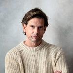 Alex Schulman (f. 1976) undersøger, hvor vreden i ham kommer fra - og folder historien ud i et trekantsdrama, der blandt andet involverer en af svensk kulturlivs helt store skikkelser. Foto: Victor Fremling