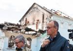 Den tyske kansler har afvist at besøge Ukraine. Men lederen af oppositinspartiet CDU, Friedrich Merz, har ikke haft noget imod at vise sin støtte til landet. Her er han på besøg i Irpin ved Kyiv tirsdag. Foto: Valentyn Ogirenko/Ritzau Scanpix