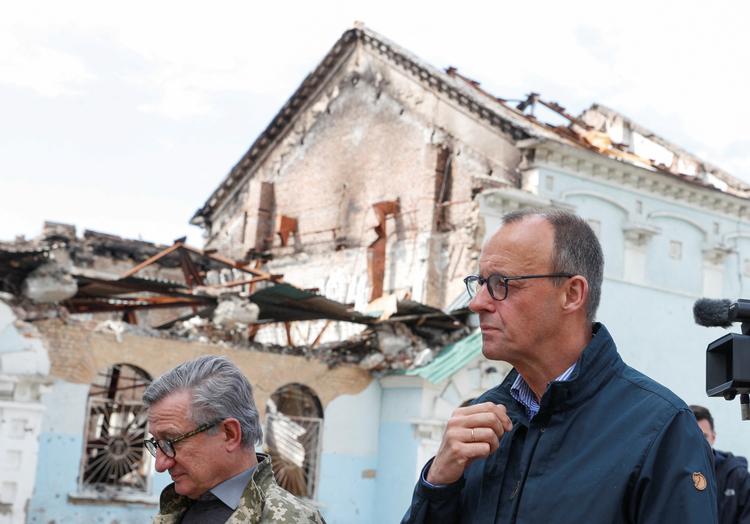 Den tyske kansler har afvist at besøge Ukraine. Men lederen af oppositinspartiet CDU, Friedrich Merz, har ikke haft noget imod at vise sin støtte til landet. Her er han på besøg i Irpin ved Kyiv tirsdag. Foto: Valentyn Ogirenko/Ritzau Scanpix