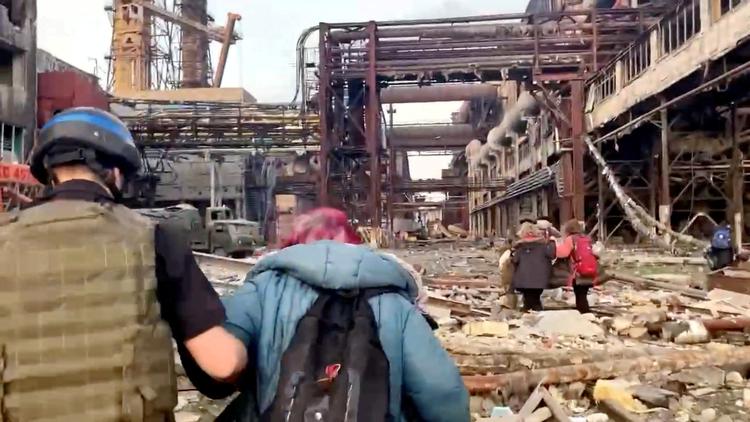 Efter en 36-timers bustur fra russisk-kontrollerede Mariupol ankom konvojen med evakuerede til Zaporizhzhia.  Foto: David Arakhamia/azov Handout/Ritzau Scanpix
