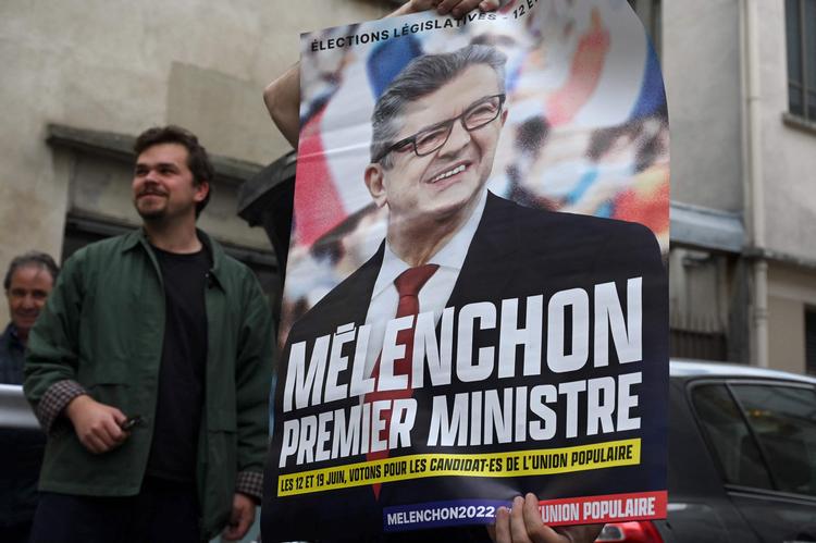    Plakaterne med venstrefløjslederen Jean-Luc Mélenchon som premierminister er klar. For første gang siden 1972 går hele venstrefløjen samlet til valg. Foto: Emmanuel Dunand/Ritzau Scanpix