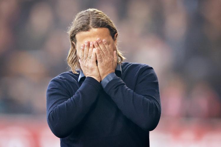 De resterende runder af superligasæsonen tegner så spændende, at FCM-træner Bo Henriksen måske dårligt tør se dem. Foto: Jens Dresling