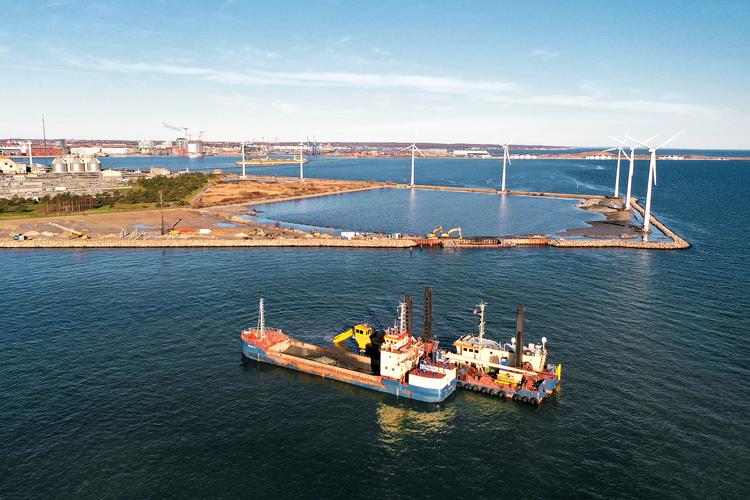 Allerede i dag bliver den mest forurenede del af bundmudderet pumpet i land ved rensningsanlægget Lynetten. Der er dog langt fra plads til al blæveret.  Foto: Jan Henningsen