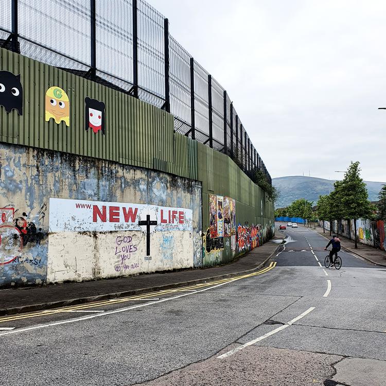 Dette fredshegn i Belfast adskiller et protestantisk kvarter fra et katolsk.  Foto: Nilas Heinskou