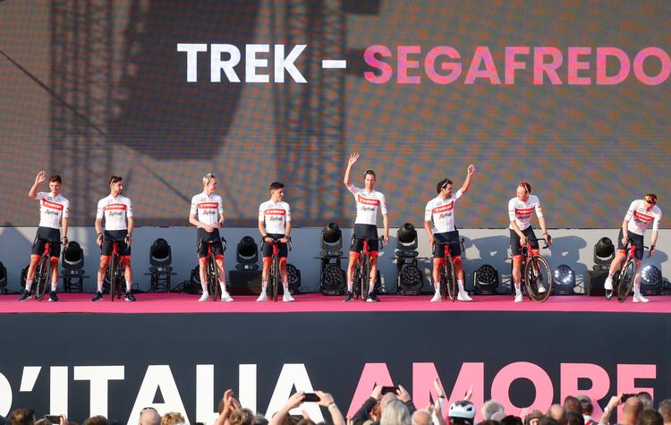 Mattias Skjelmose Jensen, nr. 3 fra venstre, har overstået den første officielle opgave i forbindelse med sin debut i Giro d'Italia - holdpræsentationen i aftes i den ungarske hovedstad Budapest.
 Foto: Bernadett Szabo/Ritzau Scanpix