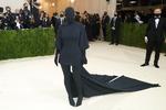 Ved sidste års Met Gala løb Kim Kardashian også med alle overskrifterne med sit sorte Balenciaga-outfit, der bogstaveligt talt dækkede hende fra top til tå. Foto: Mario Anzuoni/Ritzau Scanpix