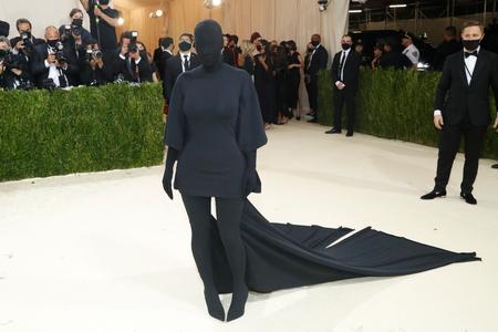Ved sidste års Met Gala løb Kim Kardashian også med alle overskrifterne med sit sorte Balenciaga-outfit, der bogstaveligt talt dækkede hende fra top til tå. Foto: Mario Anzuoni/Ritzau Scanpix