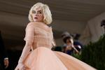 Til sidste års Met Gala blev Marylin Monroe hyldet af  sangeren Billie Eilish, som var iført en gigantisk kjole, der skulle bæres af hele fem mennesker. Foto: Mario Anzuoni/Ritzau Scanpix
