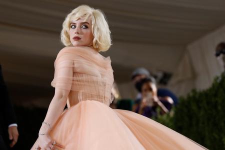 Til sidste års Met Gala blev Marylin Monroe hyldet af  sangeren Billie Eilish, som var iført en gigantisk kjole, der skulle bæres af hele fem mennesker. Foto: Mario Anzuoni/Ritzau Scanpix
