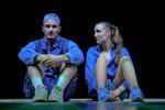 'Himmelvendt' spilles af afgangsskuespillere fra Den Danske Scenekunstskole, her er det Kristoffer Eriknauer og Sarah Simone Jørgensen. Derudover medvirker Amanda Friis Jürgensen, Clint Ruben og Emil Busk Jensen. Foto: Rumle Skafte