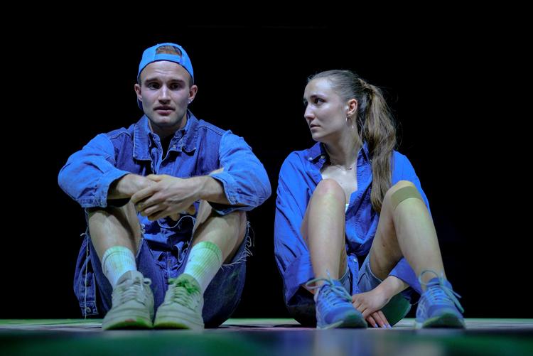 'Himmelvendt' spilles af afgangsskuespillere fra Den Danske Scenekunstskole, her er det Kristoffer Eriknauer og Sarah Simone Jørgensen. Derudover medvirker Amanda Friis Jürgensen, Clint Ruben og Emil Busk Jensen. Foto: Rumle Skafte