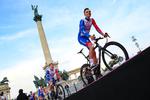 Attila Valter førte an for Groupama-FDJ's mandskab ved onsdagens holdpræsentation i Budapest. Foto: LaPresse. 