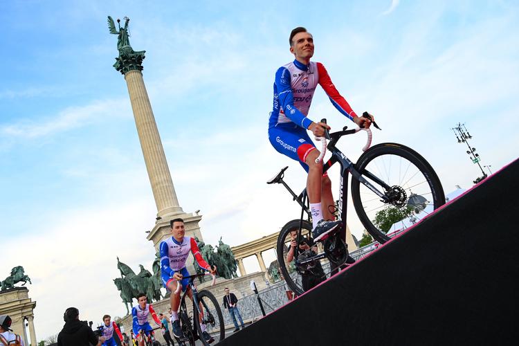 Attila Valter førte an for Groupama-FDJ's mandskab ved onsdagens holdpræsentation i Budapest. Foto: LaPresse. 