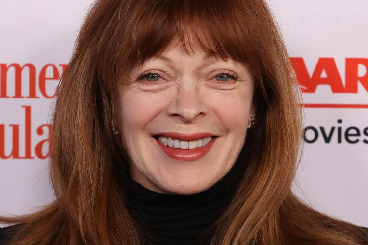 Frances Fisher bruger gerne gallapremierer og lignede begivenheder til at reklamere for sager, hun kæmper for. En overgang så man hende i t-shirt med teksten »Stand up for something«. Her ses ved en prisfest i Beverly Hills i 2019. 

	
 Foto: Mark Von Holden/Ritzau Scanpix