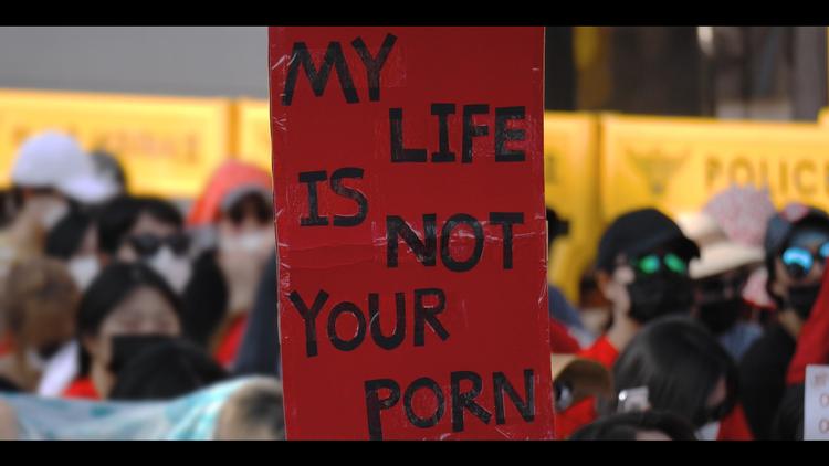 Mange kvinder i Sydkorea undgår offentlige toiletter. De frygter at blive filmet og ende på illegale hjemmesider. Foto fra Do You-jins dokumentar "Open Shutters". 