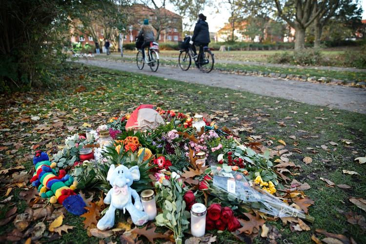 Blomster blev lagt i Elverparken efter drabet på Louise Borglit. Foto: Jens Dresling