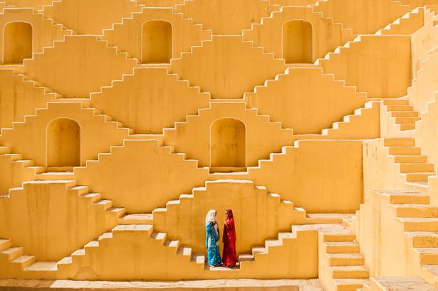 Manisha and Jasmin Singh holder pause på den gamle trappe ned til brønden i en landsby nær indiske Jaipur. 
National Geographic Magazine fotograf og filmskaber Ami Vitale har dokumenteret både vold, konflikter og naturens skønhed. Nu står hendes organisation bag salget af fotos som støtte til Ukraine.
 Foto: Ami Vitale courtesy of Vital Impacts/Ami Vitale