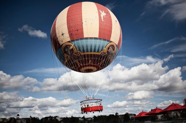 En varmluftsballon flyver over en kunstig sø i Disney World, Florida. Stedet for turisme er i de senere år blevet hjemsted for mange fattige og hjemløse. Fotograf Nadia Shira Cohen har fokus på skæve livshistorier og kulturer. Foto: Nadia Shira Cohen courtesy of Vital Impacts