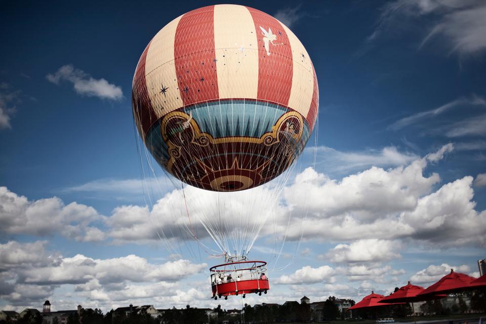 En varmluftsballon flyver over en kunstig sø i Disney World, Florida. Stedet for turisme er i de senere år blevet hjemsted for mange fattige og hjemløse. Fotograf Nadia Shira Cohen har fokus på skæve livshistorier og kulturer. Foto: Nadia Shira Cohen courtesy of Vital Impacts