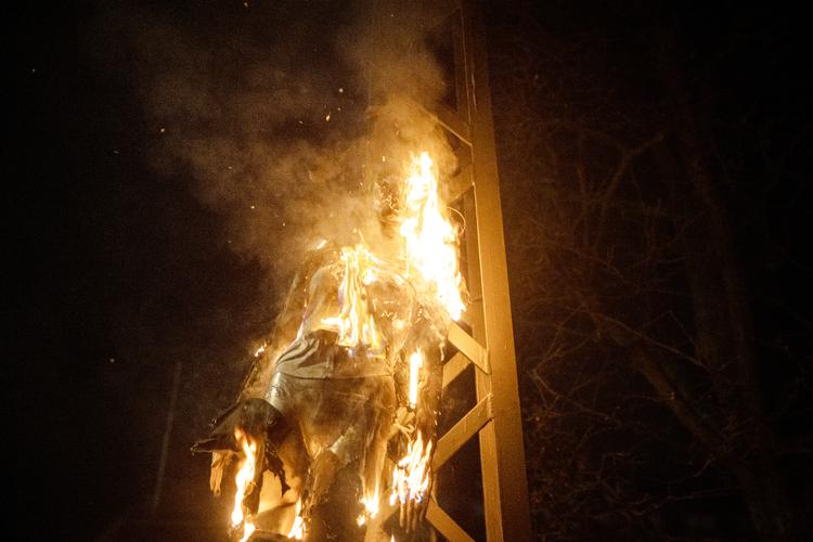 Dukken, som de tre demonstranter havde medbragt til demonstrationen, blev senere sat i brand. De tre mænd har afvist, at det var dem, der gjorde det. Arkivfoto.  Foto: Jesper Houborg