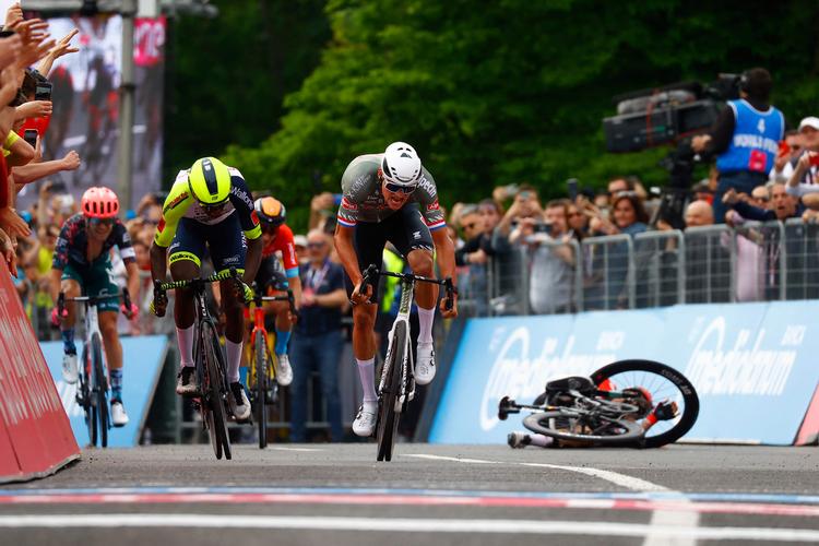 Magnus Cort (yderst til venstre) kæmper sig i mål som nr. 4 på 1. etape i Giro d'Italia. Mathieu van der Poel strider sig først ogver stregen foran Biniam Girmay og Pello Bilbao, mens Caleb Ewn er sat ud af spillet på grund af et styrt i opløbet.
 Foto: Luca Bettini/Ritzau Scanpix