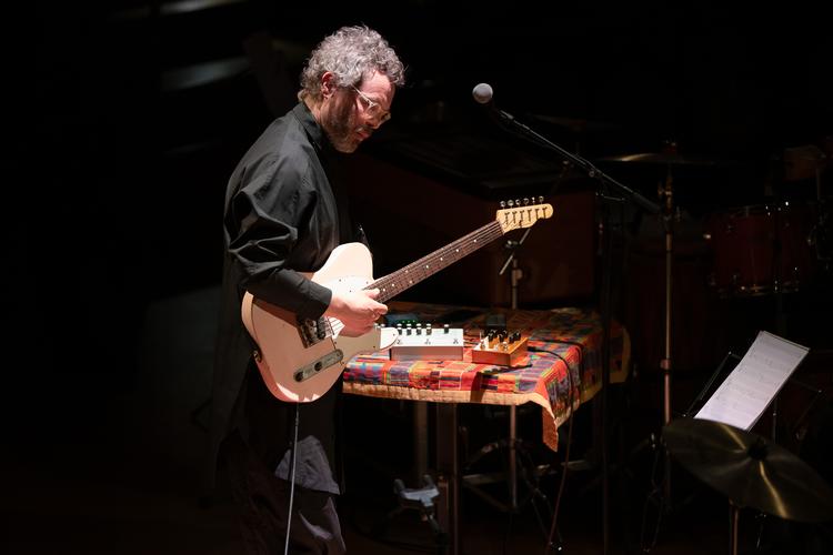 Guitaristen Jakob Bro har set lyset i form af en musik, hvor det at spille guitar ikke handler om ego. Foto: Peter Adamik