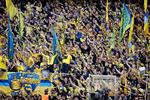 Brøndby-fansene hyldede deres yndlingsspillere længe, efter at de med et sent mål fik 1-1 mod ærkerivalen FCK og fik point for første gang i otte superligakampe.  Foto: Jens Dresling