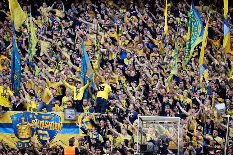 Brøndby-fansene hyldede deres yndlingsspillere længe, efter at de med et sent mål fik 1-1 mod ærkerivalen FCK og fik point for første gang i otte superligakampe.  Foto: Jens Dresling