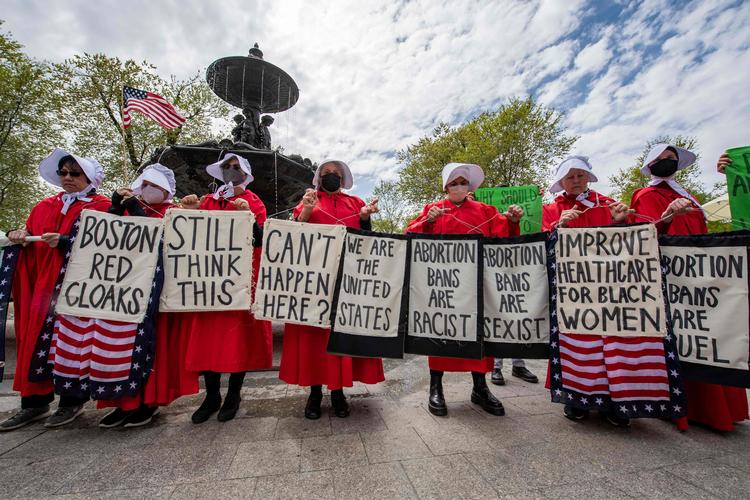 Demonstranter i Boston viser deres utilfredshed med Højesteret, der muligvis vil omstøde kvinders ret til fri abort i USA. Foto: Joseph Prezioso/Ritzau Scanpix