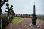 En obelisk ved den russiske kirkegård i Allinge er blevet malet med farverne i det ukrainske flag - gul og blå.    Foto: Pelle Rink/Ritzau Scanpix