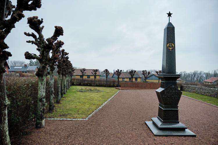 En obelisk ved den russiske kirkegård i Allinge er blevet malet med farverne i det ukrainske flag - gul og blå.    Foto: Pelle Rink/Ritzau Scanpix