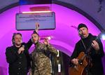U2 fik selskab af Taras Topolia, som er forsanger i det ukrainske band Antytila.  Foto: Sergei Supinsky/Ritzau Scanpix